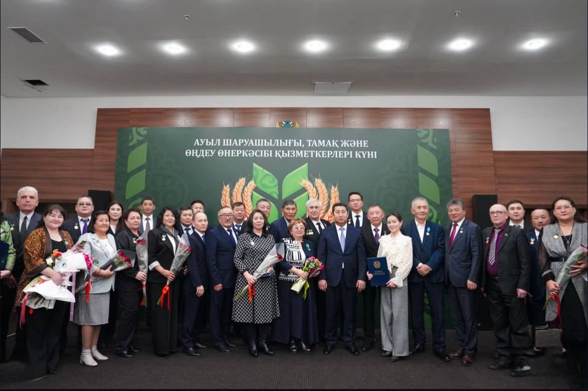 В честь Дня работников сельского хозяйства и пищевой промышленности Казахстана министр Айдарбек Сапаров вручил медали «Отличник сельского хозяйства» лучшим специалистам отрасли, в том числе сотрудникам птицефабрик